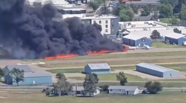 Aterrizaje fallido en Montana termina en choque de aviones y gran incendio. No hubo heridos graves, pero sí daños considerables.