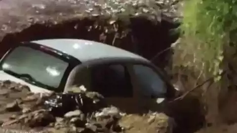 Auto se hunde en un socavón en Aguascalientes tras las intensas lluvias