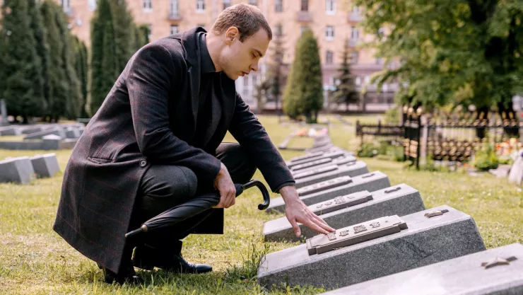 &iquest;Es bueno limpiar tumbas de desconocidos? Esto dicen especialistas del mundo espiritual 