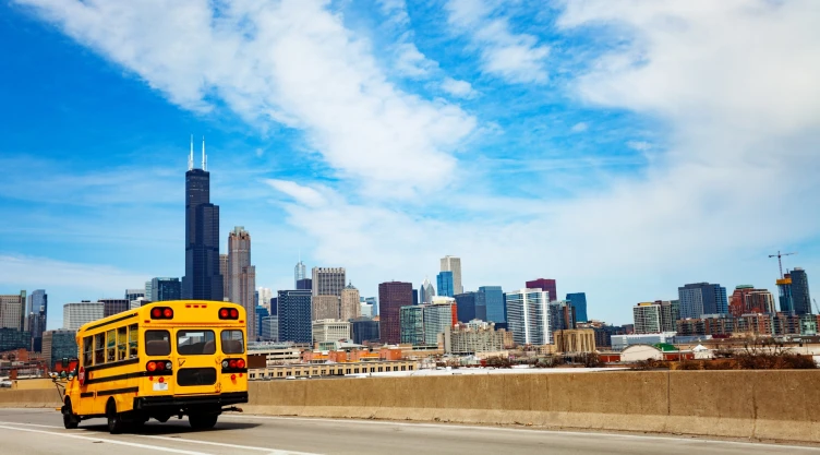 Autobús escolar recorre calles de Chicago, Illinois