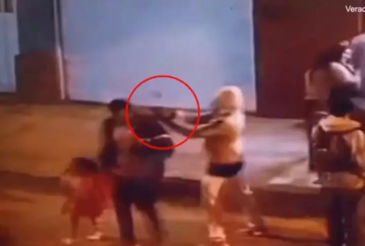 VIDEO Colombia Sale a pedir calaverita con su hija de 3 años y lo matan a tiros