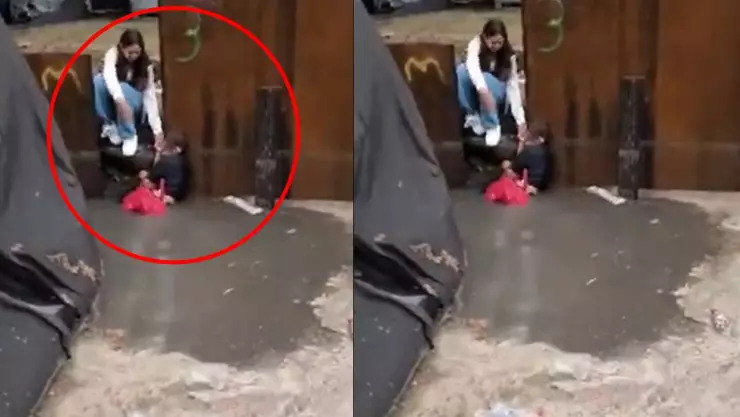 mujeres caen en zanja