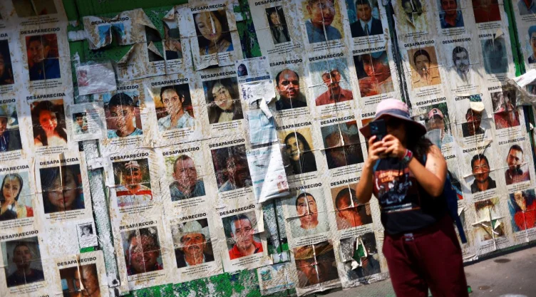 Una persona usa su teléfono móvil durante una marcha por el Día de la Madre para pedir apoyo en su lucha contra la impunidad en México , de cara a la Copa Mundial de la FIFA 2026, en la Rotonda de los Desaparecidos, en la Ciudad de México , México , el 10 de mayo de 2026.