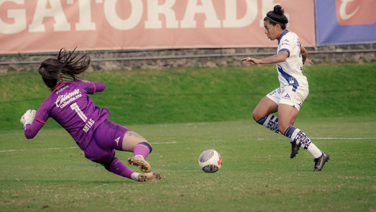 Aisha Solórzano de Puebla Femenil contra Cruz Azul.jpg