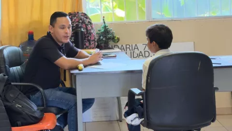 Irving Meza, maestro con discapacidad visual que inspira en Culiacán