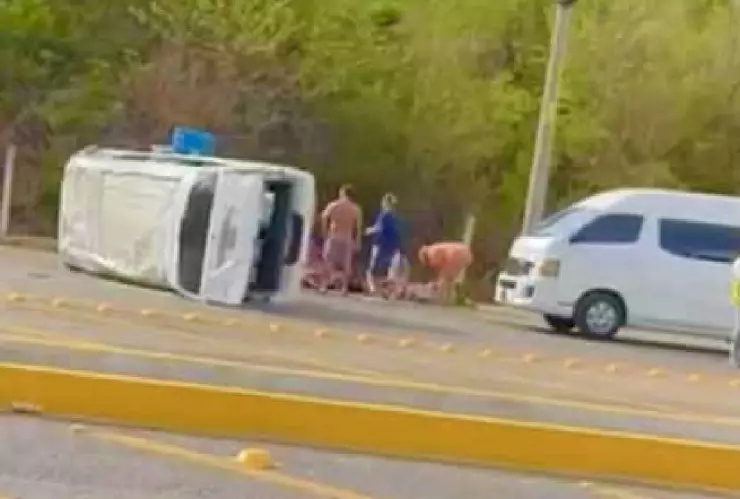 Reportan volcadura de camioneta tipo van en carretera Tulum-Playa del Carmen
