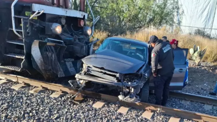 Conductor muere al intentar ganarle el paso al tren en la carretera Huichapan–San José
