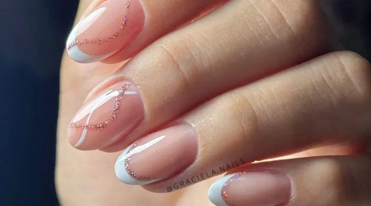 Uñas francesas con glitter para 10 de mayo.
