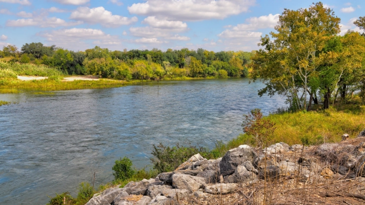 el Brazos River en un bonito día soleado.