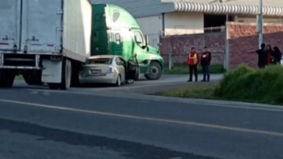 Auto impactó contra tráiler en accidente en la carretera hacia Panzacola en Tlaxcala hoy: ¿Cómo pasó?
