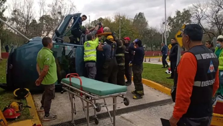 Abuelita choca y voltea su auto