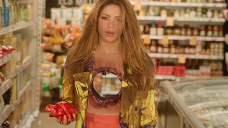 mujer se disfraza de Shakira en Monotonía