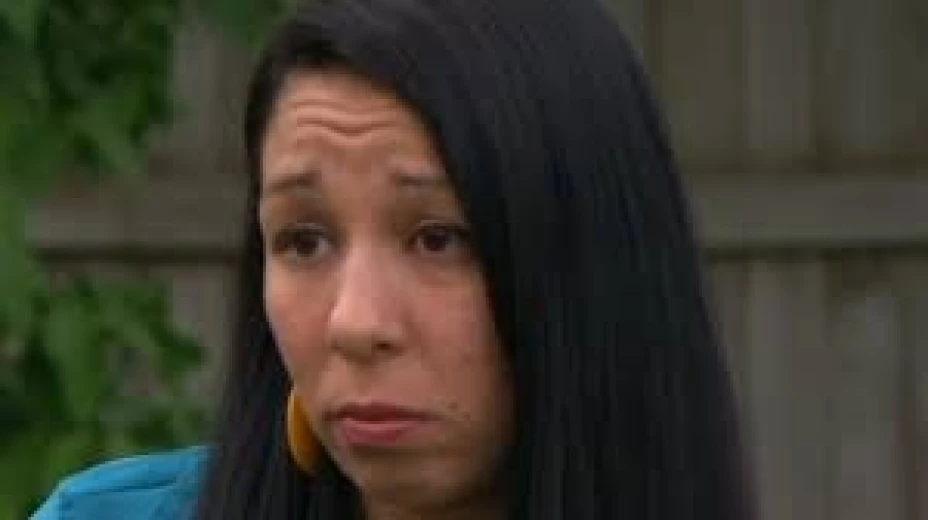 Gregg señaló que cuando visitaba a su padre, éste solía poner música a alto volumen y tardaba en abrir la puerta de la casa