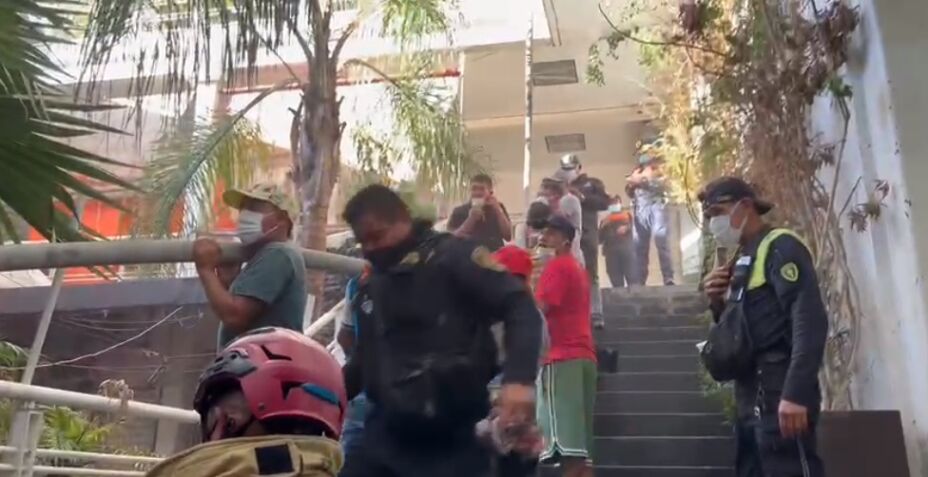 Incendio en fábrica de zapatos en el área de la Lagunilla de la Ciudad de México manguera