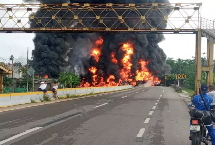 Accidente de una pipa con combustible, en la ranchería La Raya, carretera Comalcalco-Paraíso