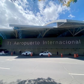 Aseguran pastillas de hidrocodona en el AICM