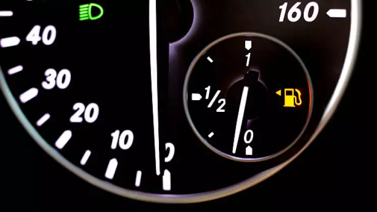 cuándo es mejor cargar gasolina de día o noche