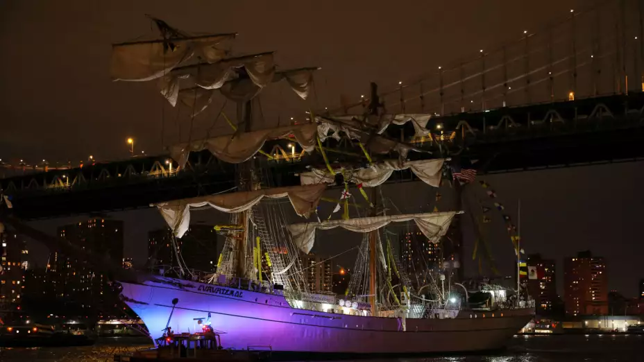 El buque Cuauhtémoc luego de chocar con el puente de Brooklyn.