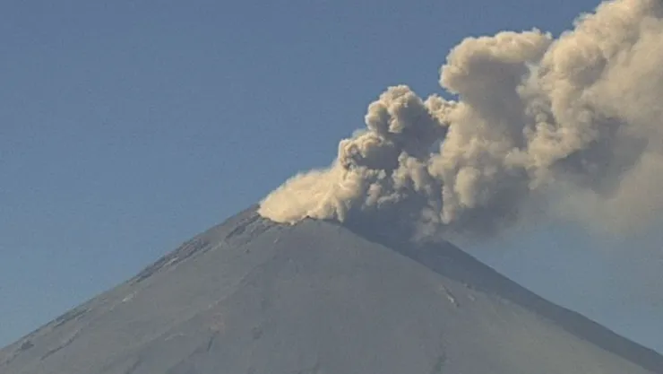 Popocatépetl inicia año con explosión y exhalaciones.