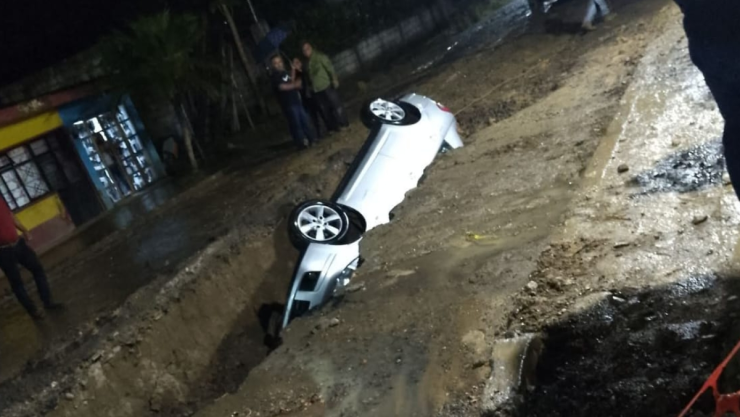 Auto cae en construcción de drenaje