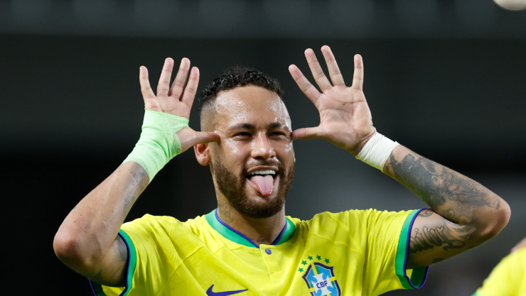 Neymar celebra un gol con Brasil