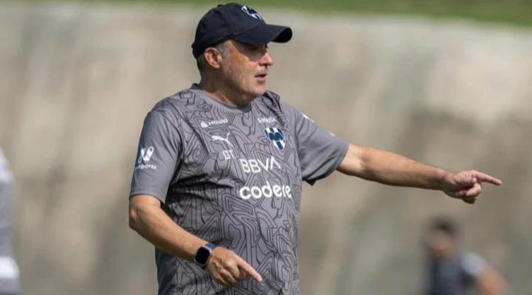 Domènec Torrent busca a un nuevo delantero centro en Rayados