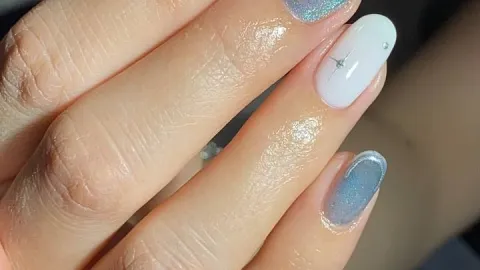 Uñas en color azul glaciar