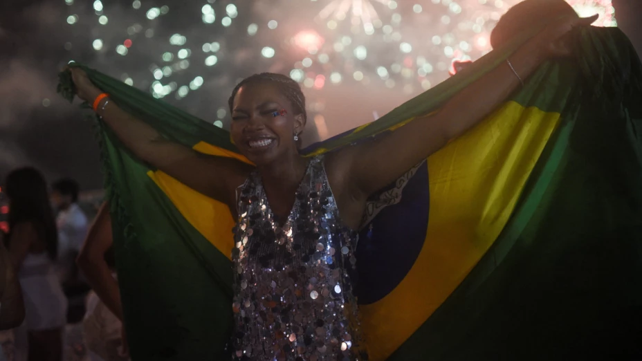 Una mujer reacciona cuando explotan los fuegos artificiales durante las celebraciones de Año Nuevo 2026 en la playa de Copacabana en Río de Janeiro, Brasil