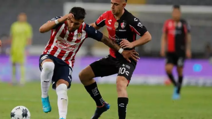 gonzalo-maroni-of-atlas-fights-for-the-ball-with-alexis-vega-of-the-picture-id1239382730