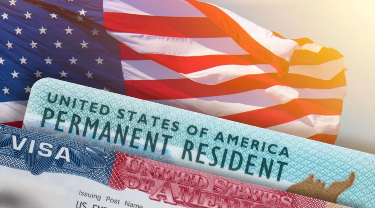 Una Green Card y una visa de Estados Unidos.