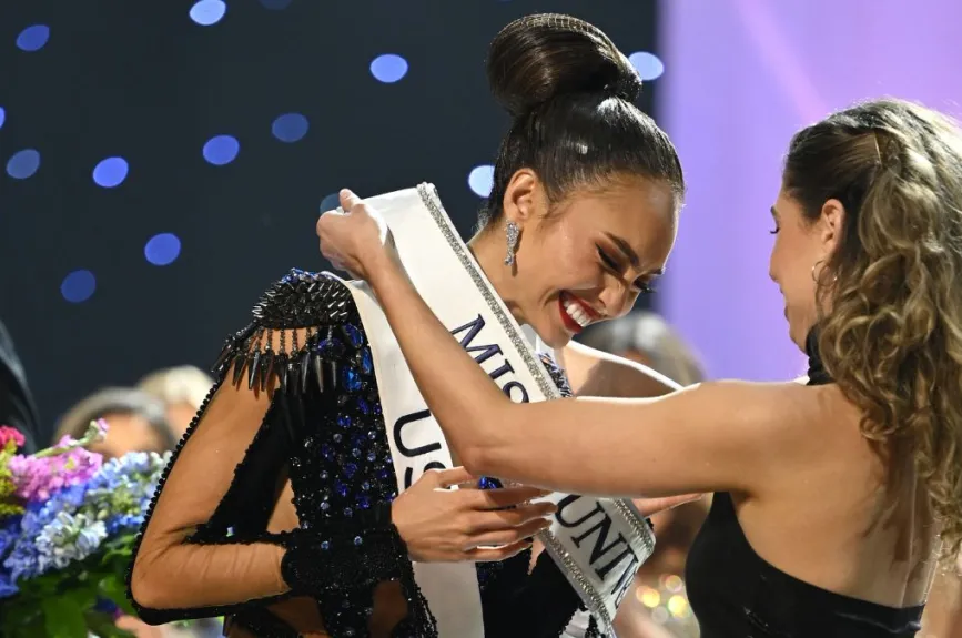 Ceremonia de coronación de R’Bonney Gabriel, Miss Universo USA.