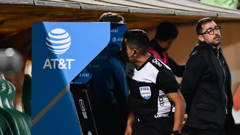El &aacute;rbitro Fernando Guerrero revisa una jugada en el VAR durante el partido Santos vs Atl&eacute;tico San Luis.