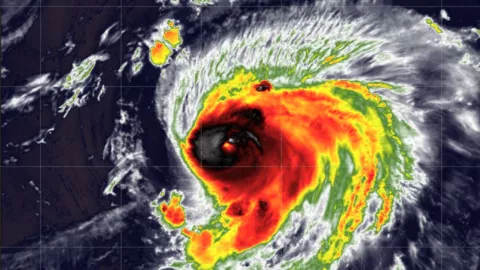 Huracán “Leslie” sube a categoría 2 en el Atlántico