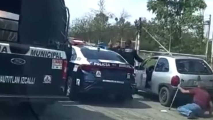 Captan a policías de Cuautitlán Izcalli agrediendo a adulto mayor