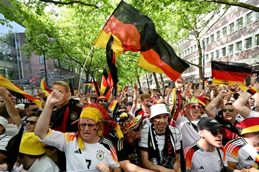 Aficionados de Alemania en camino al estadio.jpg