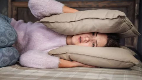 Las razones detrás de no poder dormir por sobrepensar