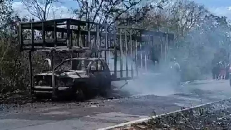Fuerte incendio consume una camioneta en la Tixkokob - Tixpehual