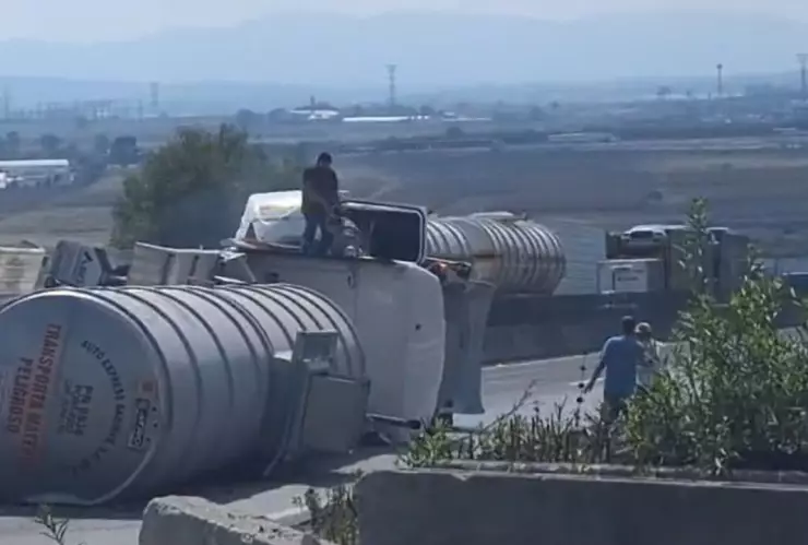 autopista-arco-norte-accidente-volcdura-de-tráiler.jpg