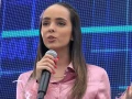 Alana platicando con los chicos.png