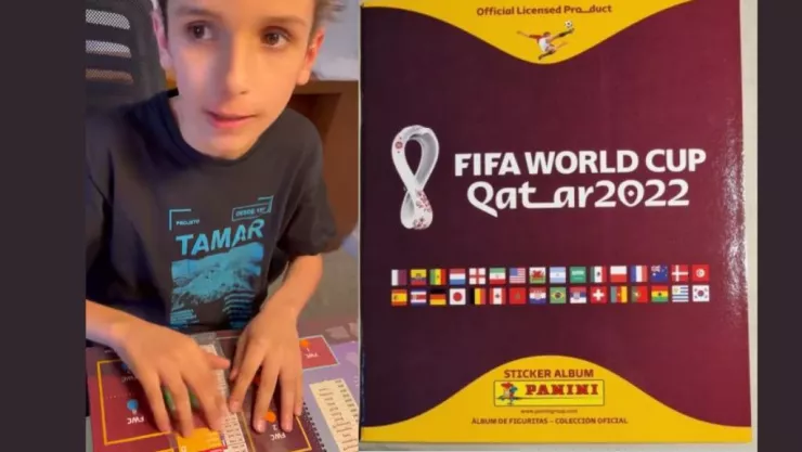 Niño hizo su propio álmbum panini en braille