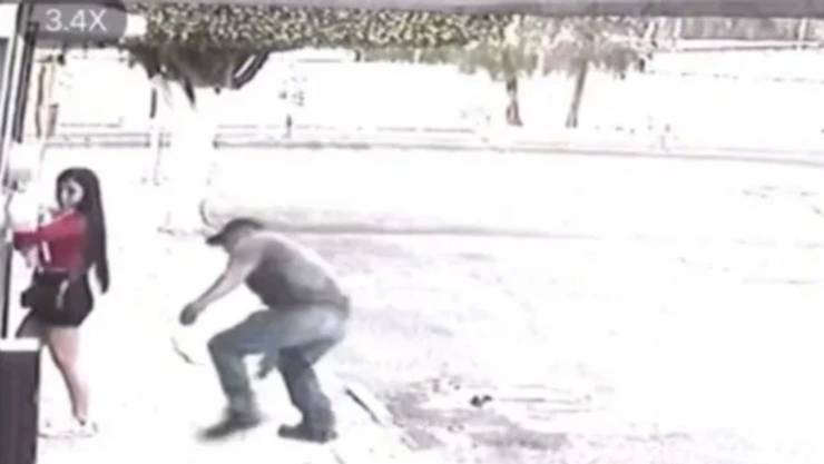 VIDEO_ Hombre muerde glúteo de una mujer en plena calle y es detenido días después