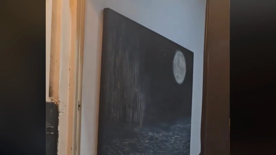 Captan algo moviéndose dentro de una pintura