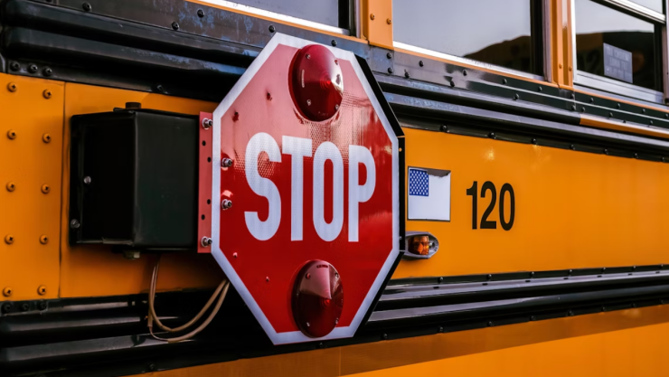 Así fue el momento en el que autobús se estrella en California; hay 4 niños heridos