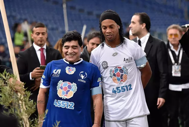¡Ronaldinho saldría del retiro para jugar en equipo de Maradona!