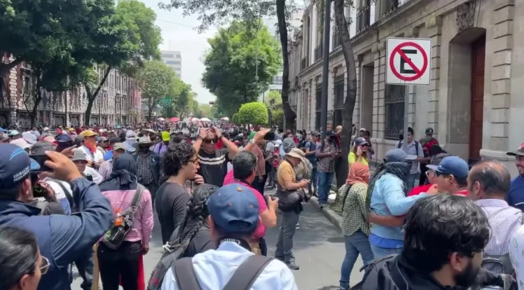 CNTE-intenta-entrar-a-la-Segob-y-se-enfrenta-a-policías