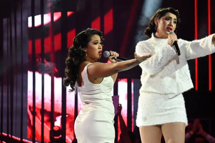 En un emocionante duelo musical, Brisa Santana y Edith Evans subieron al escenario para interpretar la hermosa canción “Cosas del amor”. Ambas académicas ofrecieron una actuación apasionada que dejó al público cautivado, pero los críticos debían decidir quién se alzaría como la mejor de la noche. Chiquis, llena de orgullo por su desempeño, declaró un empate entre las dos.
