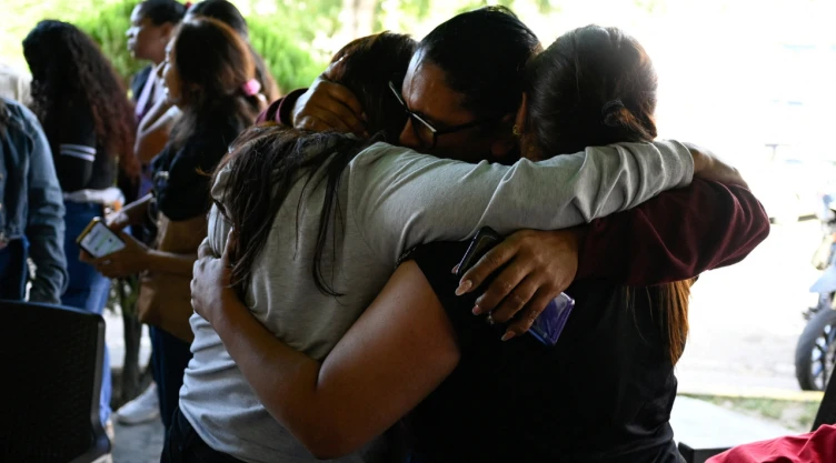 La gente reacciona a la noticia de que algunos de los presos de la cárcel de Rodeo serán liberados, con la esperanza de que sus familiares estén entre ellos, luego de que el presidente de la Asamblea Nacional de Venezuela , Jorge Rodríguez, anunciara que un número significativo de presos extranjeros y venezolanos serán liberados, en Guatire, Venezuela, el 9 de enero de 2026.