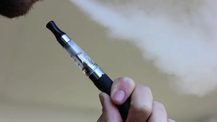 El aumento de vaporeo en jóvenes es preocupante; autoridades de salubridad dicen que la nicotina es dañina para cerebros en desarrollo. Imagen: Pixabay