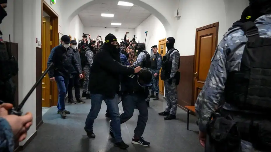Sospechoso de un ataque a un teatro en Moscú es llevado al tribunal.