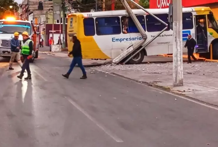 Autobús impacta tienda de conveniencia y derriba poste de luz tras choque con particular en Toluca